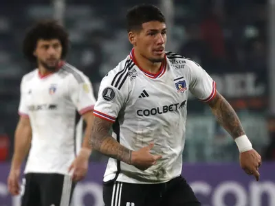 Vuelve la línea de 3: Gustavo Quinteros definió la formación de Colo-Colo para buscar la clasificación en Brasil