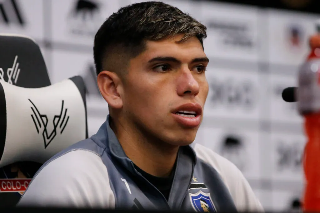 Carlos Palacios en plena conferencia de prensa con la camiseta de Colo-Colo.