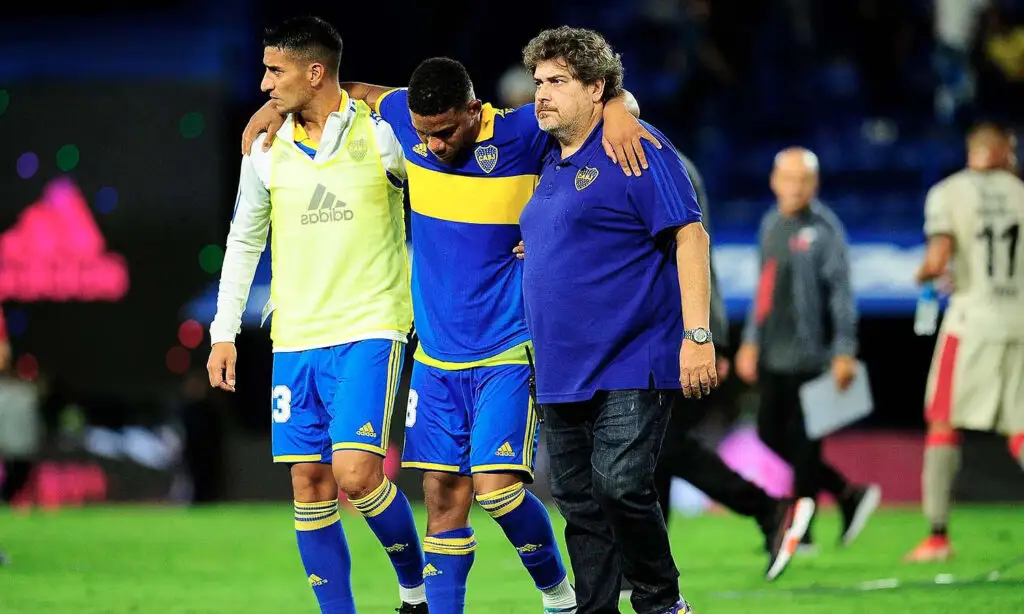 Franck Fabra saliendo con dolor del campo de juego