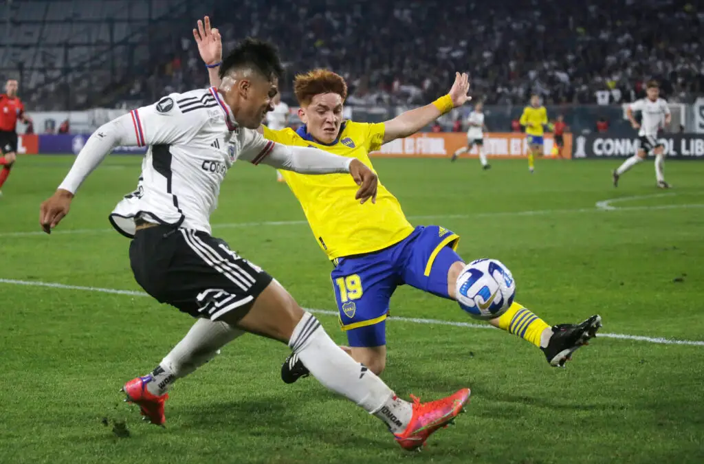 Damián Pizarro y Valentín Barco en el duelo de Colo Colo y Boca en el Monumental