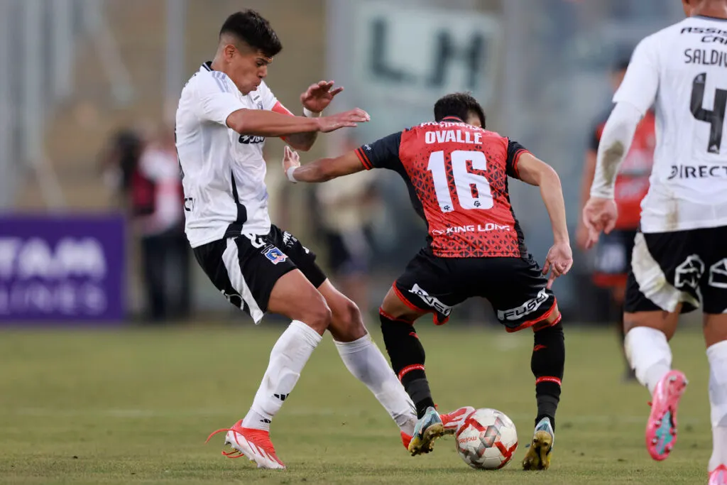 Futbol, Colo Colo vs Deportes Limache.
Copa Chile 2025.
El jugador de Colo Colo Esteban Pavez, izquierda, disputa el balon contra Josue Ovalle de Deportes Limache durante el partido por el grupo B de la Copa Chile disputado en el estadio Monumental en Santiago, Chile.
30/01/2025
Felipe Zanca/Photosport

Football, Colo Colo vs Deportes Limache.
2025 Copa Chile Championship.
Colo Colo's player Esteban Pavez left, vies for the ball against Josue Ovalle of Deportes Limache during the group B match of the Copa Chile held at Monumental stadium in Santiago, Chile.
30/01/2025
Felipe Zanca/Photosport