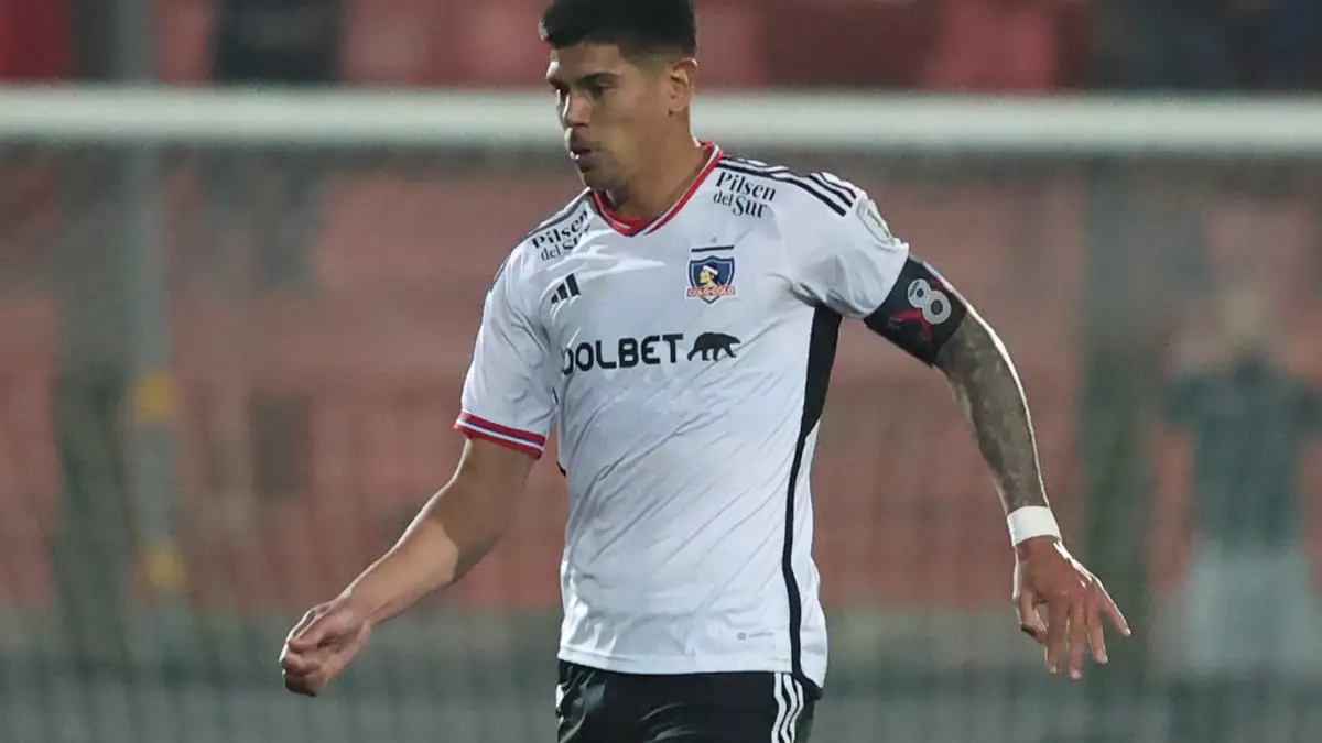 Esteban Pavez portando la jineta de capitán en el empate 1-1 de Colo-Colo con Unión Española por en el Campeonato Nacional 2023.
