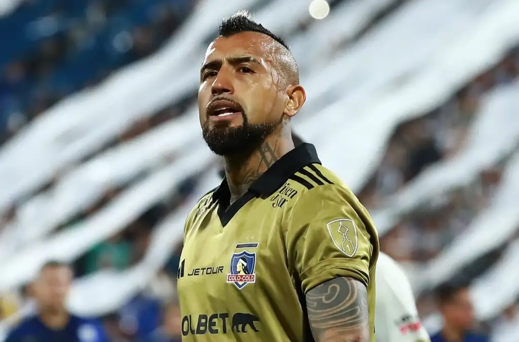 Arturo Vidal fue expulsado ante Alianza Lima.