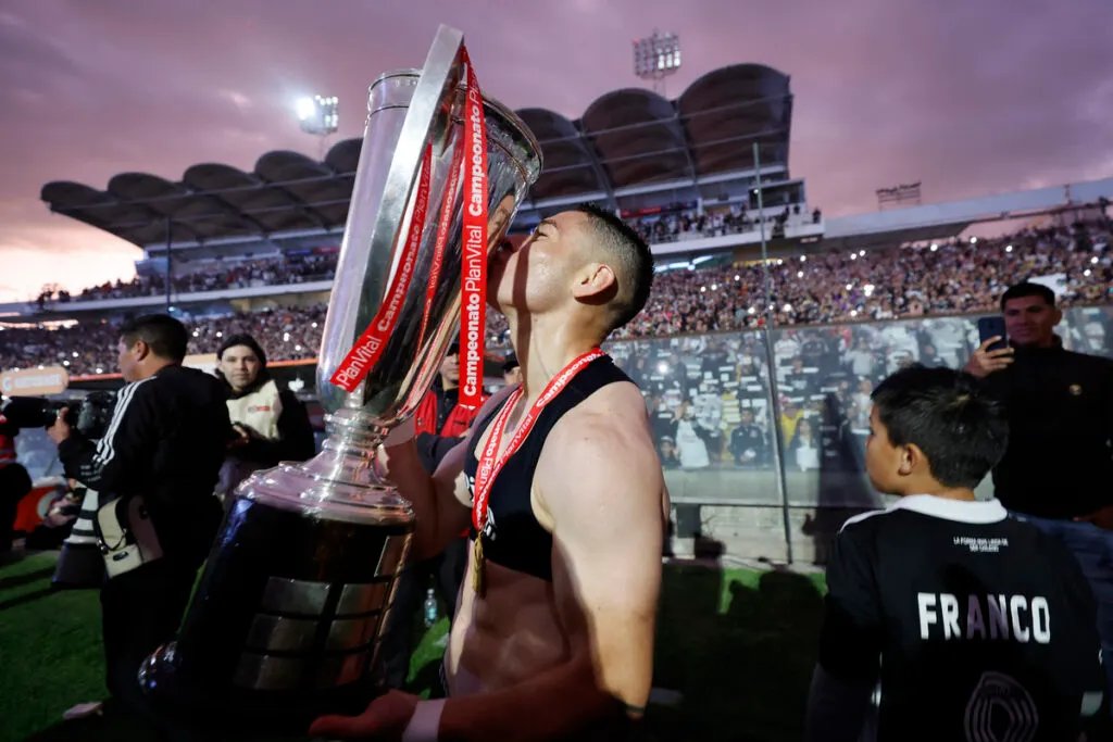 Óscar Opazo celebrando el título N°33 de Colo-Colo, tras ser campeón del Campeonato Nacional 2022.