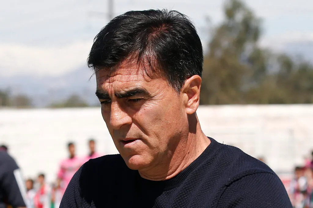 Gustavo Quinteros cabizbajo.