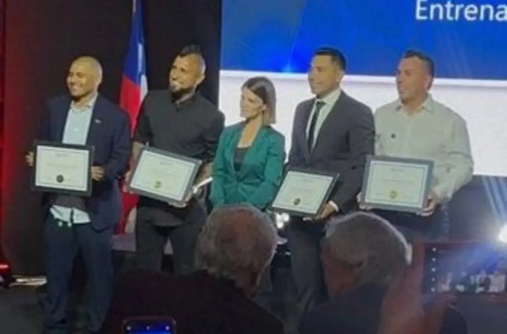 Arturo Vidal se tituló de entrenador en el INAF.