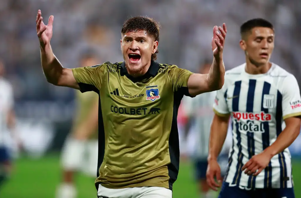 Colo-Colo negocia la renovación de Leonardo Gil.