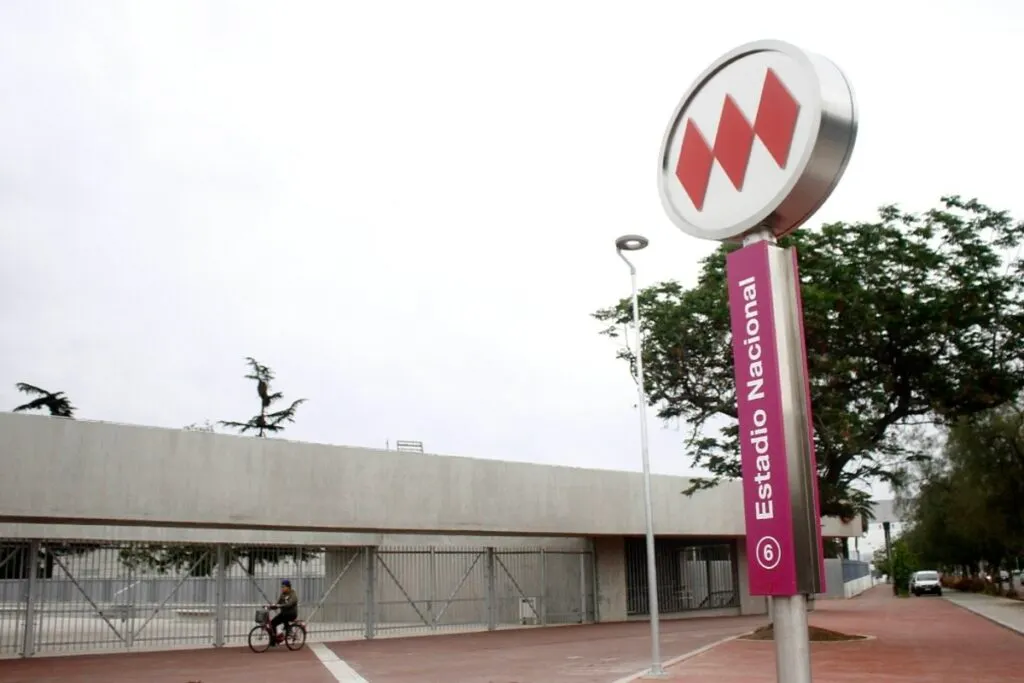 Imagen de la entrada del Metro Estadio Nacional.
