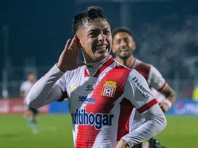 ¿Hace méritos para volver? Cristián Zavala se luce con jugadón en triunfo de Curicó Unido frente a la Universidad Católica