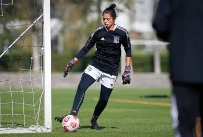 Portera de Colo-Colo femenino entrenó con el plantel masculino