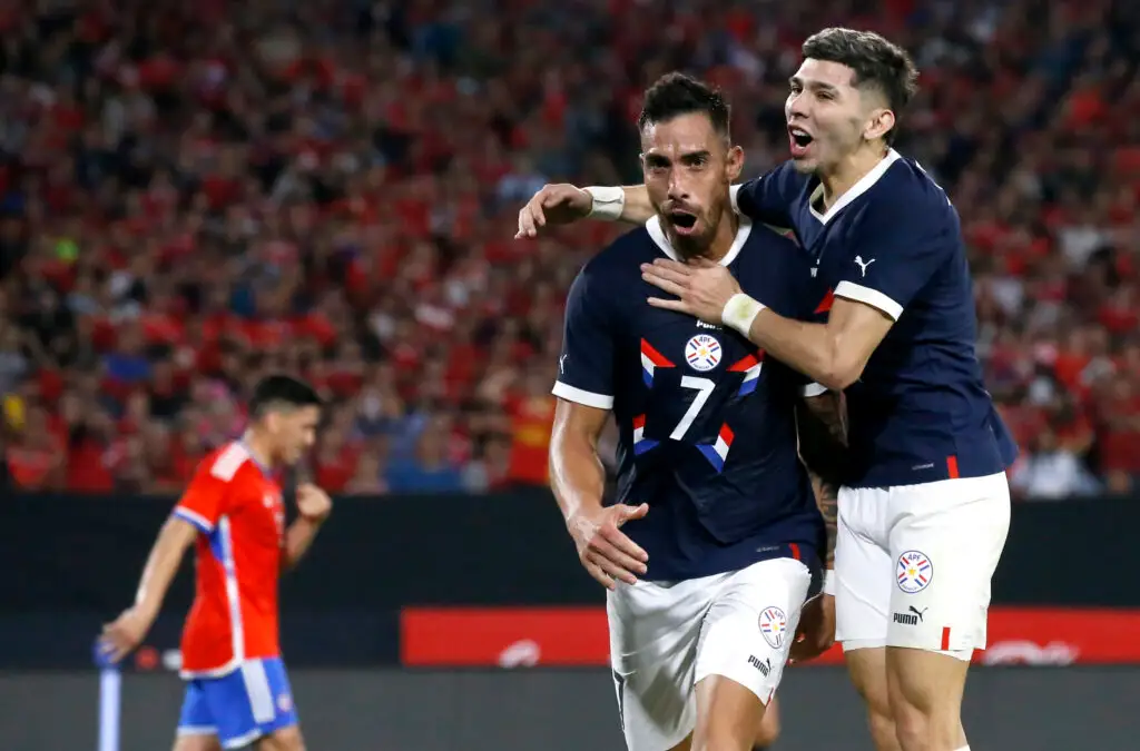 Gabriel Ávalos celebrando su gol con Paraguay en el duelo amistoso contra La Roja.