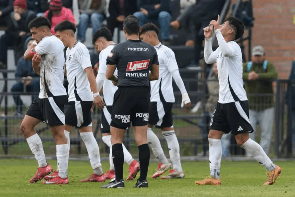 Colo-Colo Sub-20 festejando un gol.