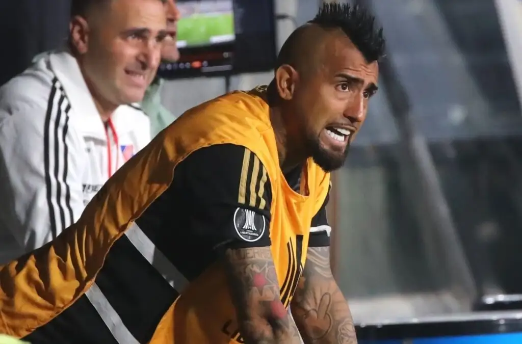 Conmebol abrió un expediente disciplinario contra Arturo Vidal por patear un cooler.