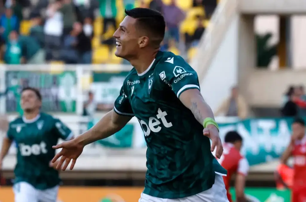 Lucas Cepeda celebrando un gol con Santiago Wanderers.