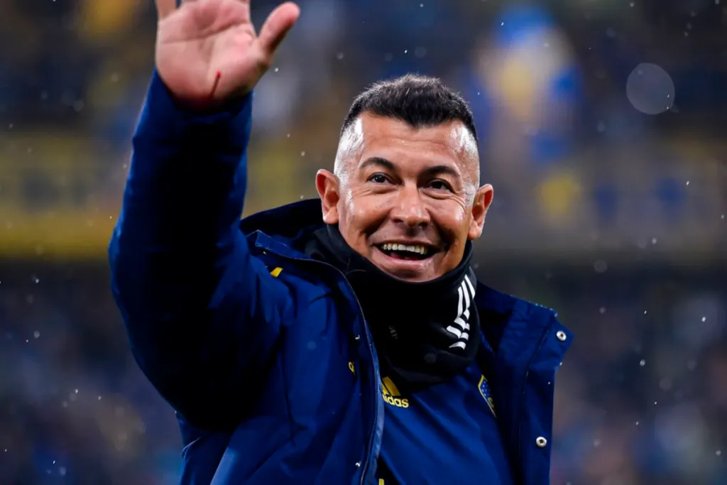Jorge Almirón levanta su mano y saluda a la tribuna en pleno partido como director técnico de Boca Juniors durante la temporada 2023.