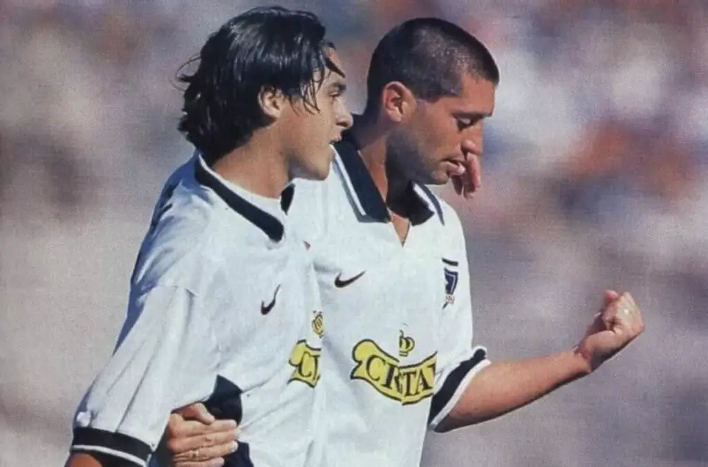 Cristián Montecinos (a la derecha) jugó en Colo-Colo durante 1999.