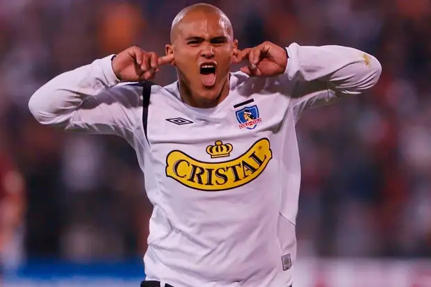 Humberto Suazo tuvo un exitoso paso por Colo-Colo entre 2006 y 2007.