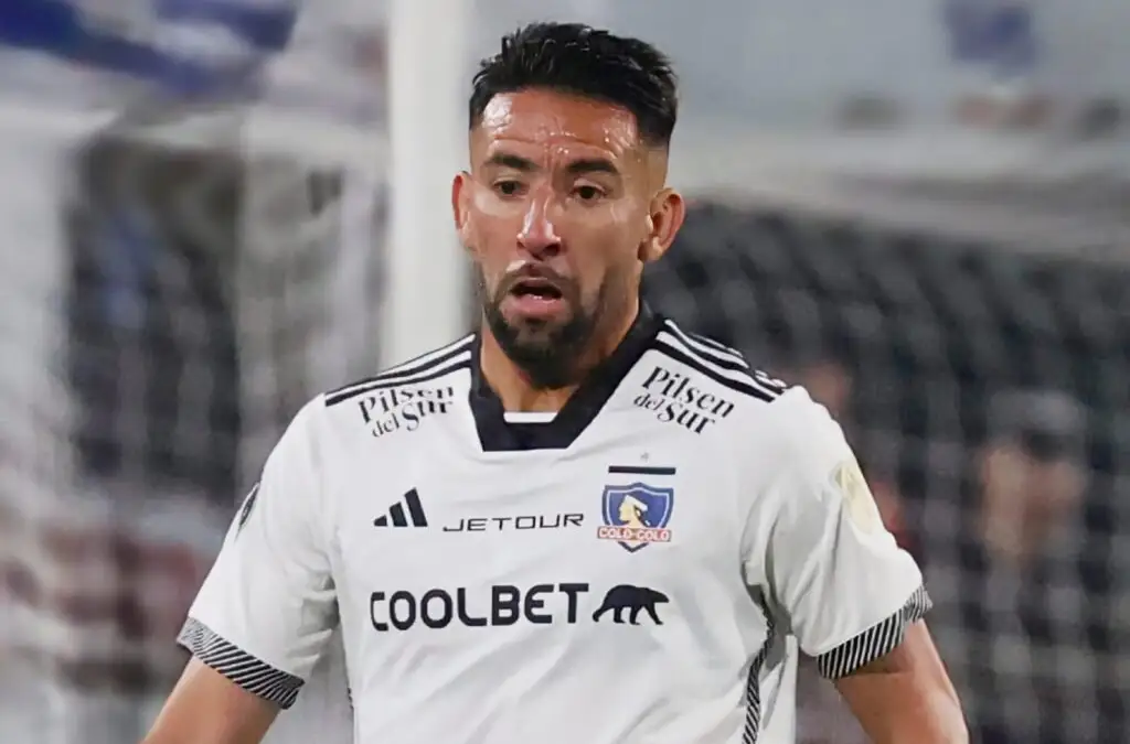 Mauricio Isla celebró con todo el título de Colo-Colo.