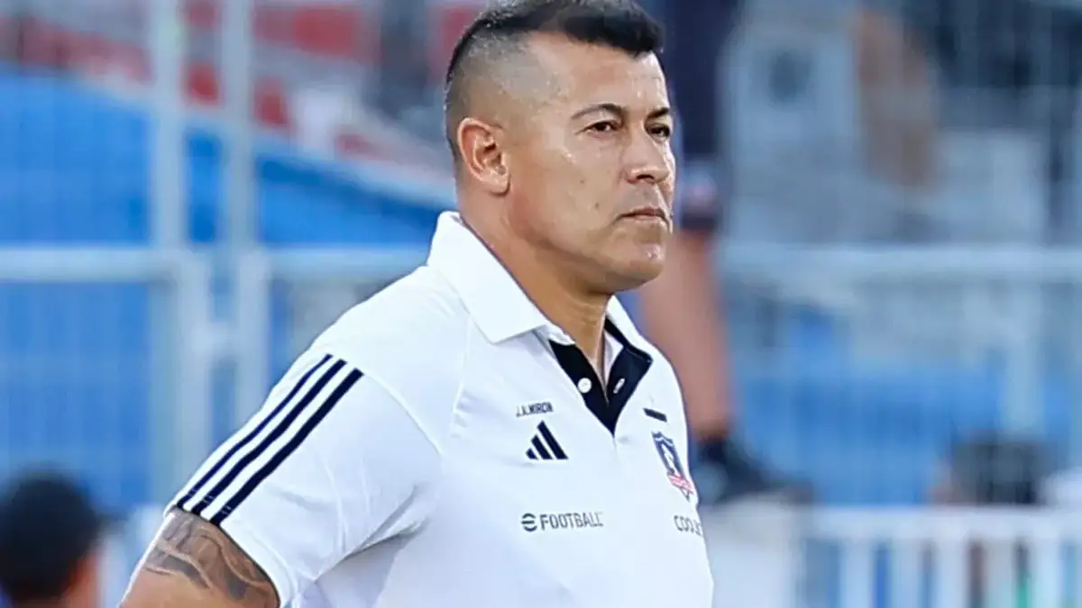 Jorge Almirón de costado durante partido de Colo-Colo