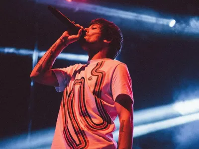 Famoso cantante británico se volvió loco al recibir una camiseta de Colo-Colo