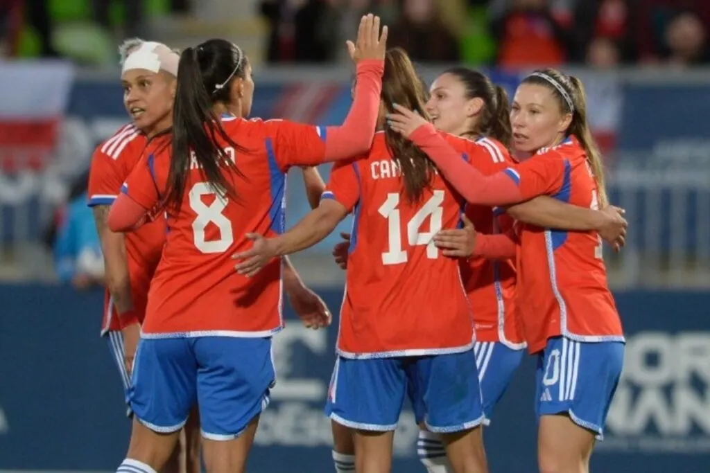 Jugadoras de la Selección Chilena femenina celebrando.