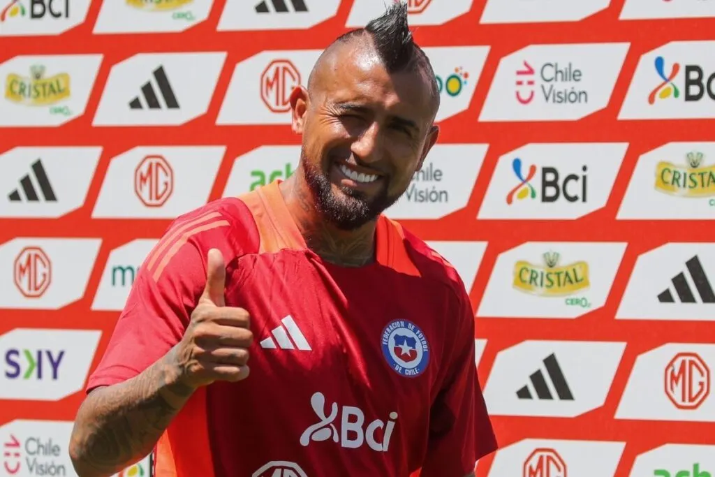Primer plano a Arturo Vidal con la camiseta de la Selección Chilena.