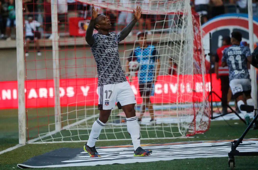 Fabián Castillo celebrando su anotación frente a Deportes Copiapó en su primer partido con Colo-Colo.