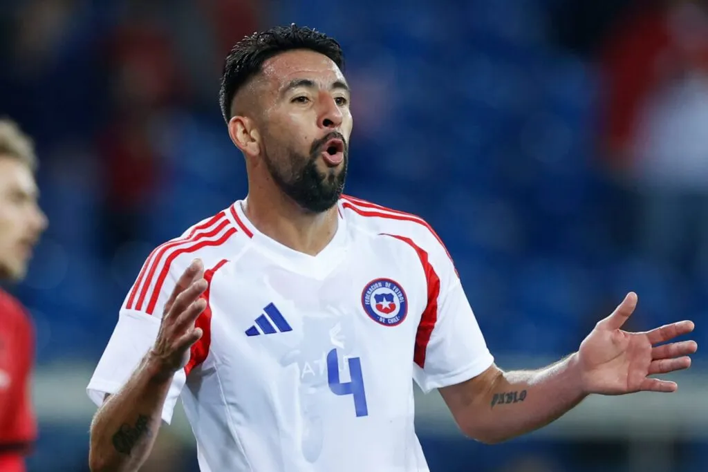 Mauricio Isla con camiseta de la Selección Chilena