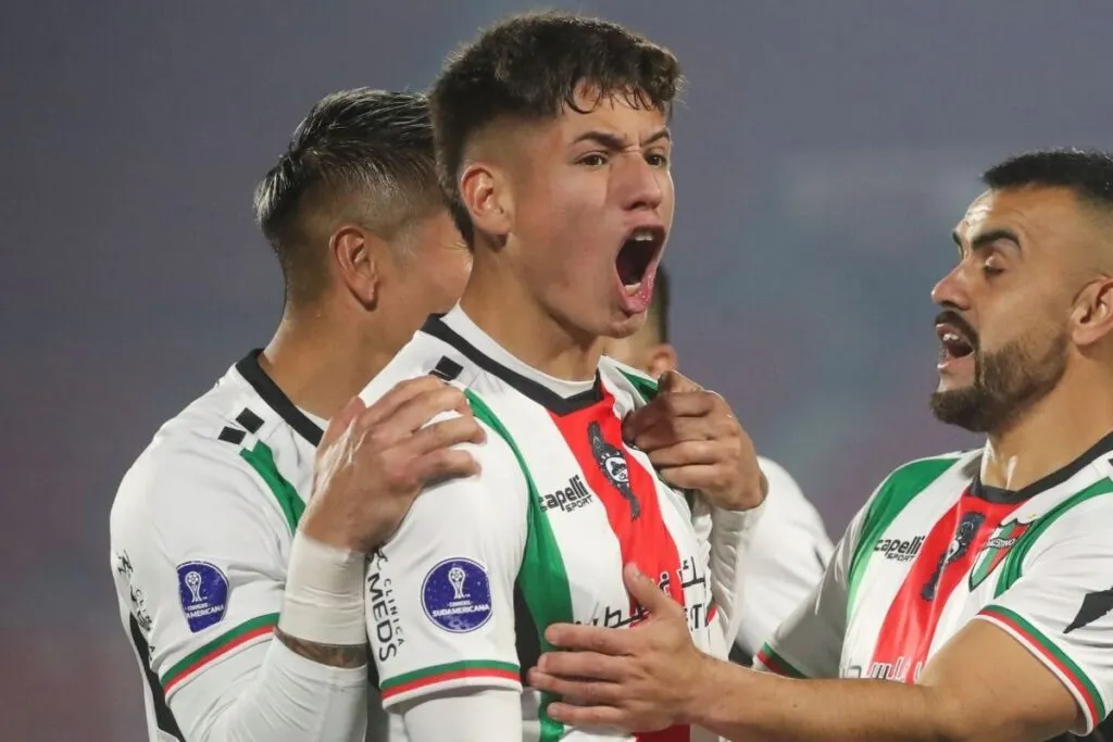 Primer plano a Iván Román celebrando un gol con la camiseta de Palestino.