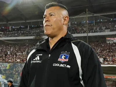 El duro informe arbitral que complica a Jorge Almirón tras su expulsión en duelo de Colo-Colo vs UC
