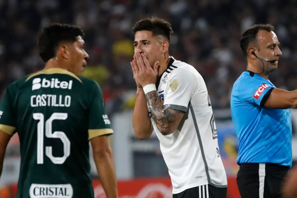 Guillermo Paiva se toma el rostro con sus manos y evidencia asombro en pleno partido de Colo-Colo ante Alianza Lima en el Estadio Monumental.