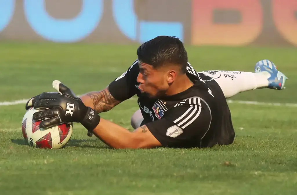 Brayan Cortés podría no jugar en Colo-Colo este 2024.