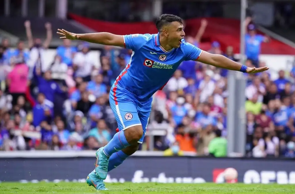 Iván Morales seguirá en Cruz Azul.
