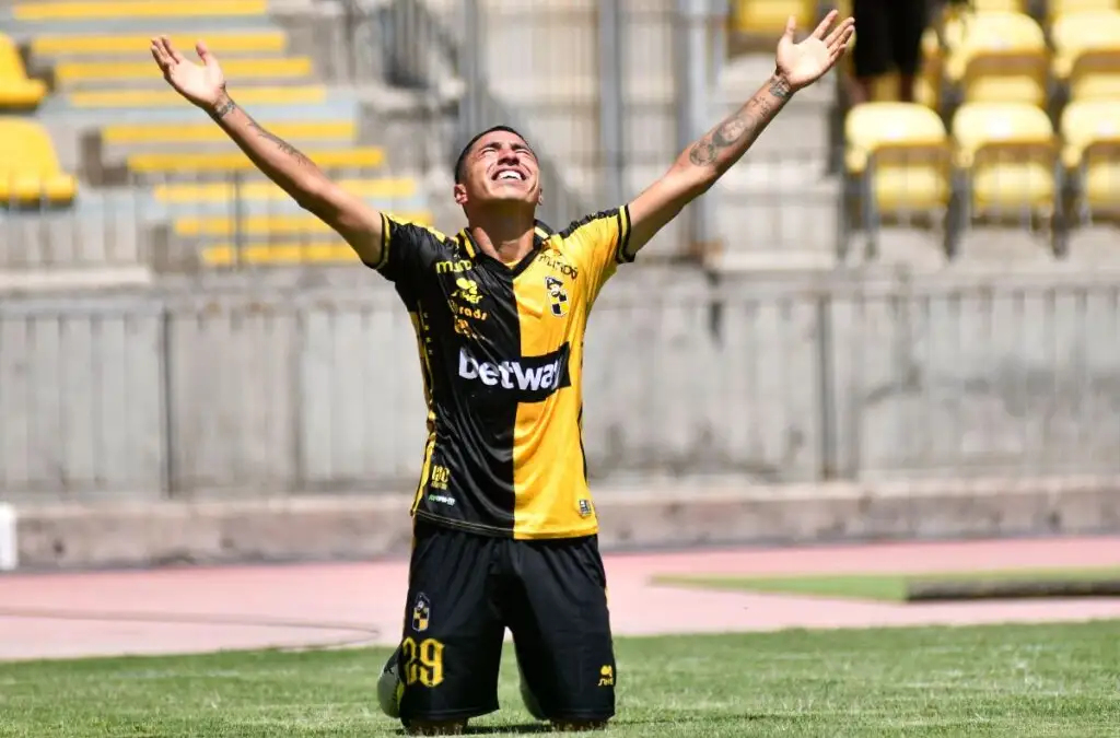 Hinchas de Colo-Colo recordaron condena de Luciano Cabral para defender a Jordhy Thompson.