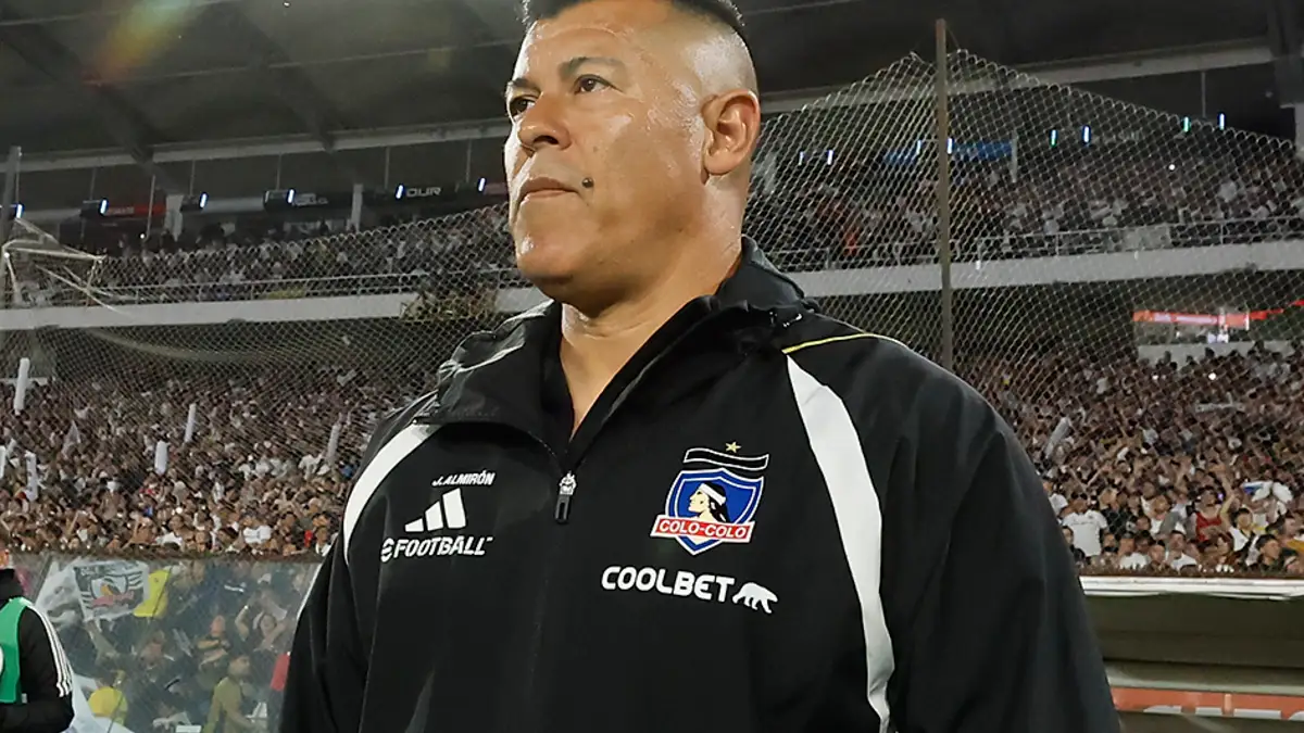 Jorge Almirón podría arriesgar hasta diez partidos de suspensión.