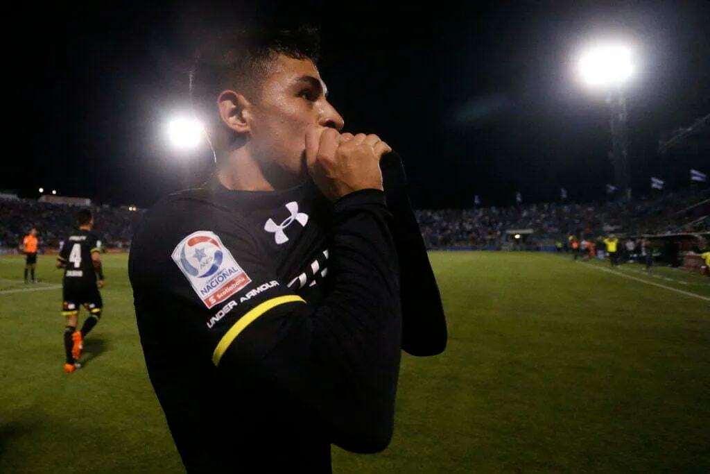 Claudio Baeza besando el escudo de Colo-Colo en San Carlos de Apoquindo