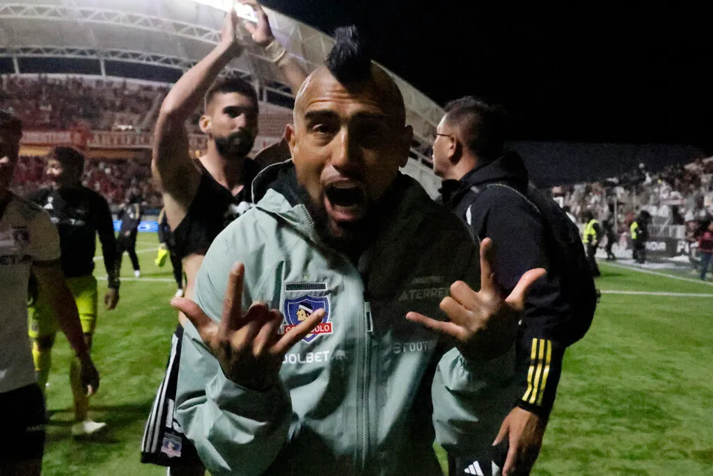 Futbol, Union La Calera vs Colo Colo.
Fecha 25, campeonato Nacional 2024.
El jugador de Colo Colo Arturo Vidal celebra el triunfo contra Union La Calera tras el partido de primera division disputado en el estadio Nicolas Chahuan de La Calera, Chile.
16/10/2024
Andres Pina/Photosport

Football, Union La Calera vs Colo Colo.
25th round, 2024 National Championship.
Colo Colo's player Arturo Vidal celebrates a victory  against Union La Calera after a first division match at the Nicolas Chahuan stadium in La Calera, Chile.
16/10/2024
Andres Pina/Photosport