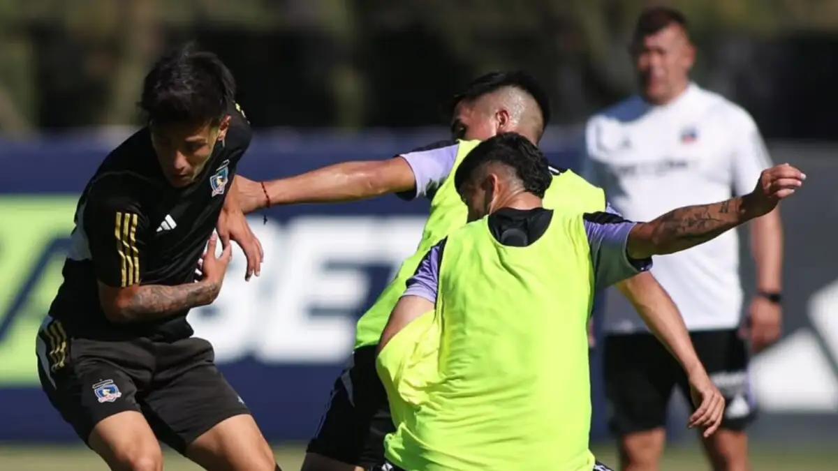 Jorge Almirón realizó un entrenamiento de fútbol entre juveniles y miembros del primer equipo.