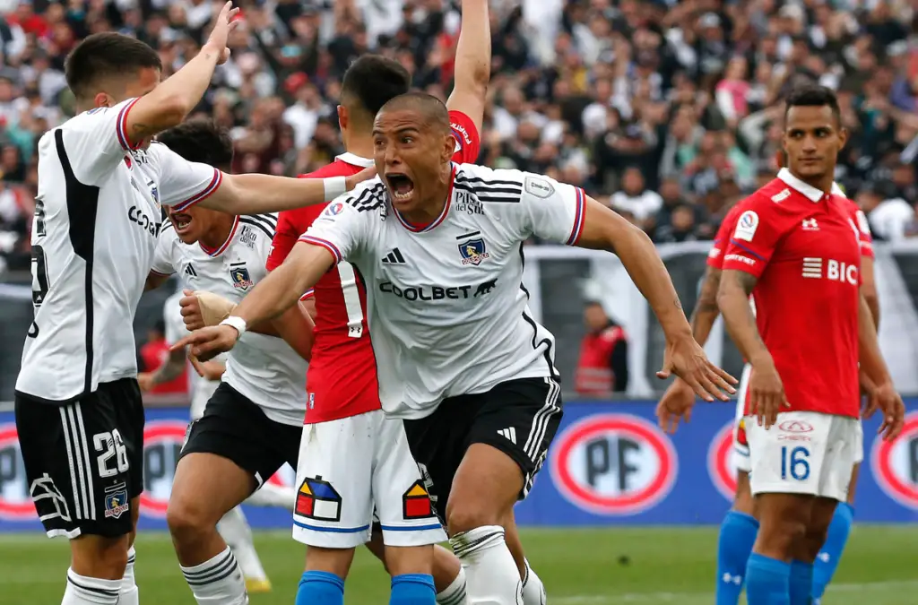 Colo-Colo tumbó por 2-1 a Universidad Católica por la fecha 25 del Campeonato Nacional.