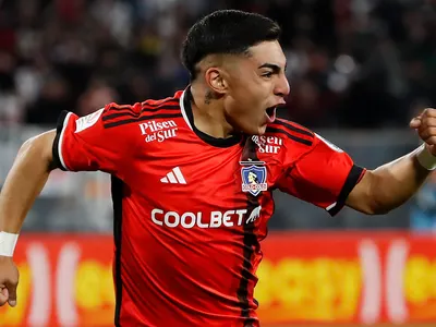 Llenan de elogios a Jordhy Thompson y le exigen a Gustavo Quinteros que sea titular en Colo-Colo pese a su «mancha difícil de borrar»