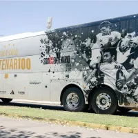 Insólito: Hinchas de la U vandalizan bus de la Gira Centenario de Colo-Colo