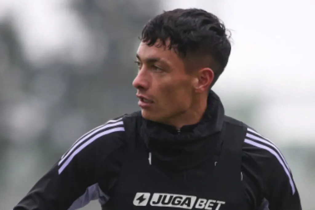 Cristián Zavala con camiseta de Colo-Colo durante un entrenamiento.