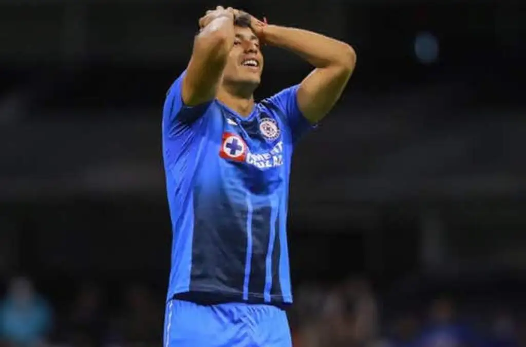 Iván Morales vive momentos de incertidumbre en Cruz Azul.