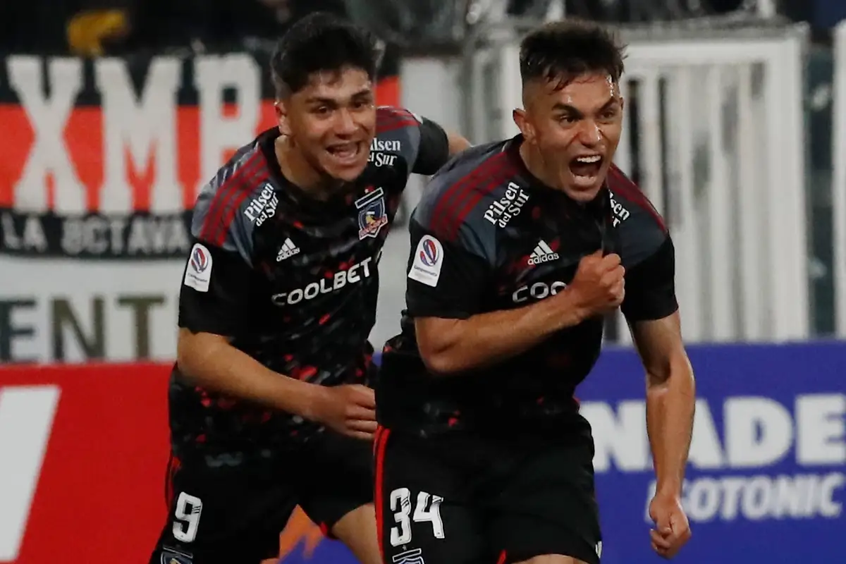 Vicente y Damián Pizarro celebrando un gol con Colo-Colo