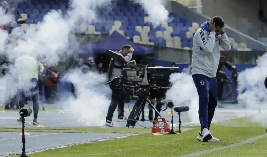 Hinchas de Universidad de Chile suspendieron el último Clásico Universitario con lanzamientos de bengalas.