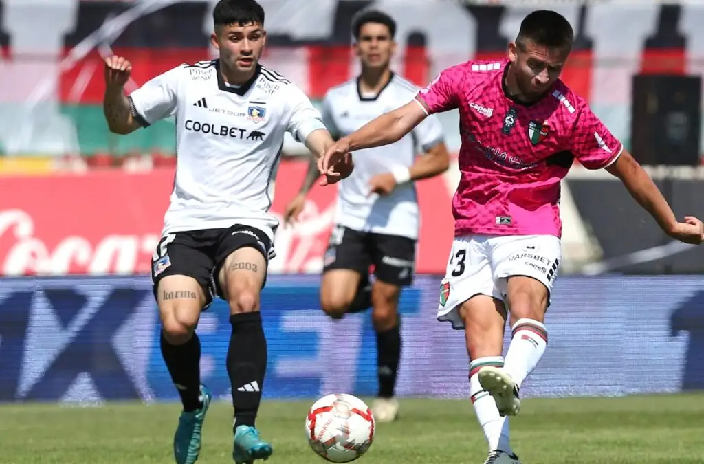 El último partido oficial del zurdo con el Cacique fue en octubre del 2024, ante Palestino. Foto: Javier Salvo/Photosport.