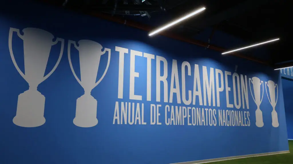 El picante mensaje que escribió Universidad Católica en el Claro Arena, apuntando directamente a Colo-Colo.