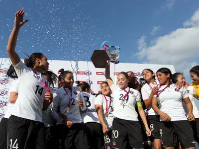 Ex multicampeona con Colo-Colo llega con bombos y platillos al fútbol mexicano