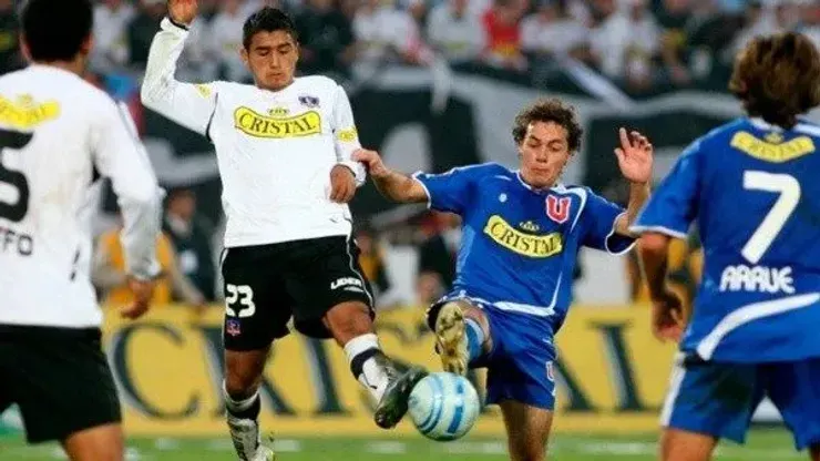 Arturo Vidal y Marcelo Díaz disputando un balón en un Superclásico durante el año 2006.