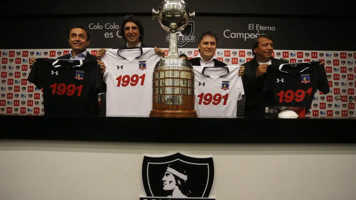 Santiago, 27 de mayo de 2016. Jugadores historicos de Colo-Colo, Raul Ormeño, Jaime Pizarro, Luis Perez y Lizardo Garrido, presentan la nueva camiseta conmemorativa del campeon Colo Colo, a 25 años del triunfo en la Copa Libertadores. La indumentaria viene en sus versiones de color blanco (local) o negro (visita), de poliester y elastano, con tecnologia HeatGear de Under Armour, que mantiene a los deportistas secos, frescos y ligeros despues de hacer deporte. Promete ser un verdadero objeto de colección para la hinchada. Javier Torres/ Photosport.